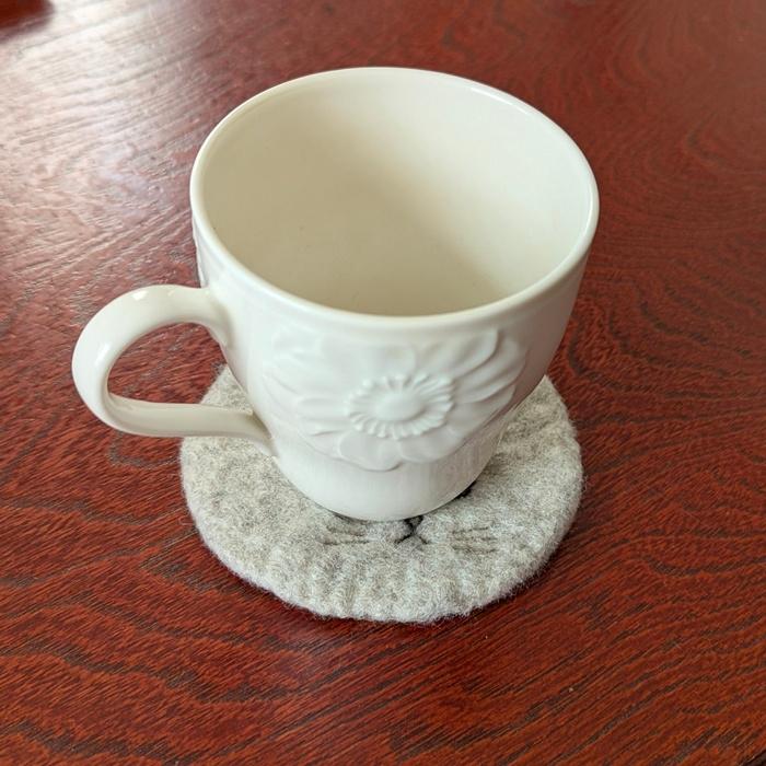 羊毛フェルトの「まどろみ猫」コースター（グレー）｜受注製作 | 2枚目