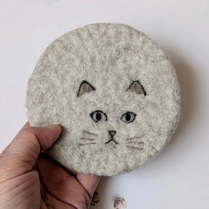 羊毛フェルトの「まどろみ猫」コースター（グレー）｜受注製作 | 3枚目