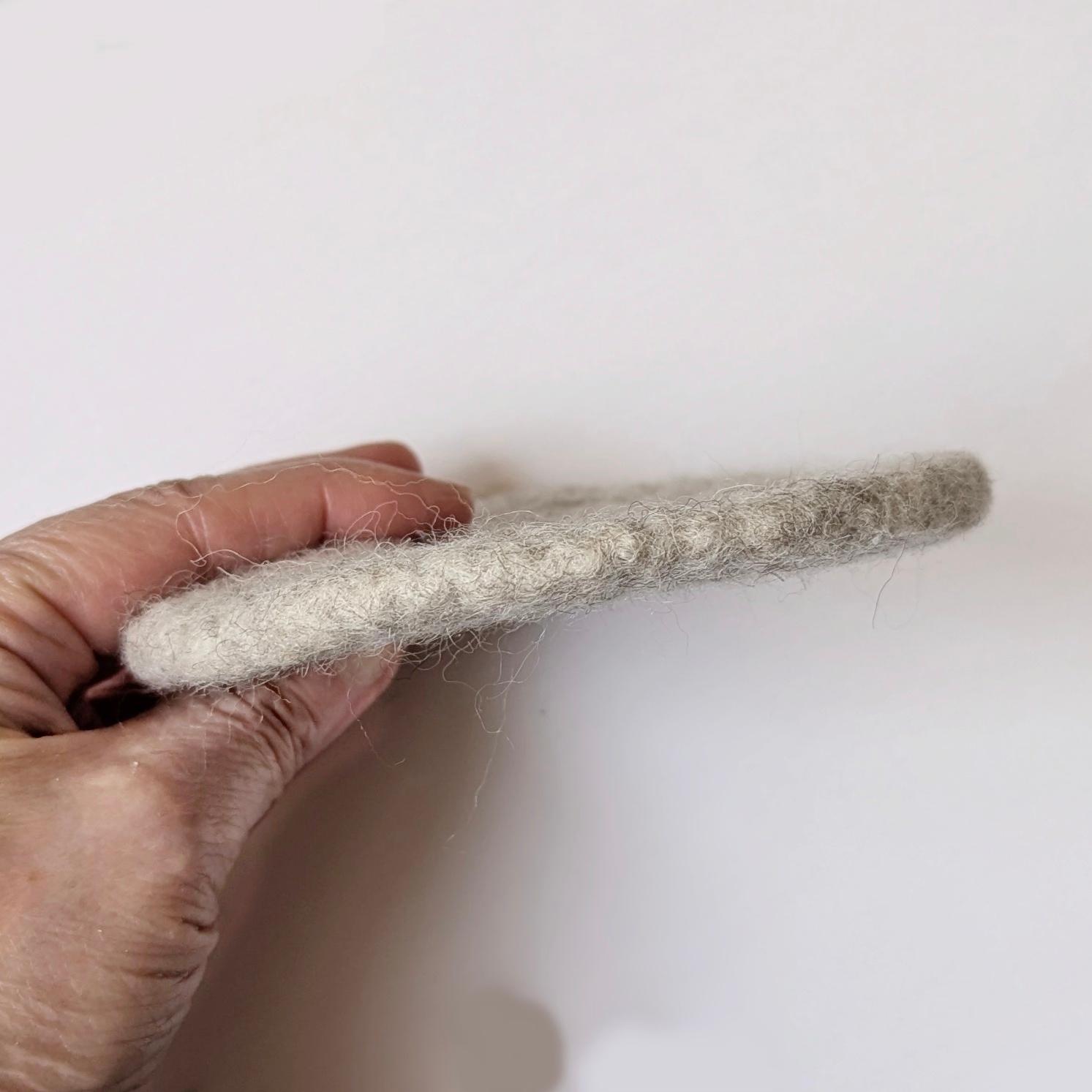 羊毛フェルトの「まどろみ猫」コースター（グレー）｜受注製作 | 4枚目