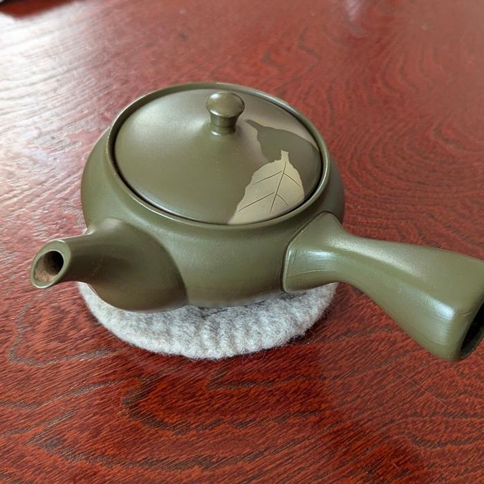 羊毛フェルトの「まどろみ猫」コースター（グレー）｜受注製作 | 5枚目