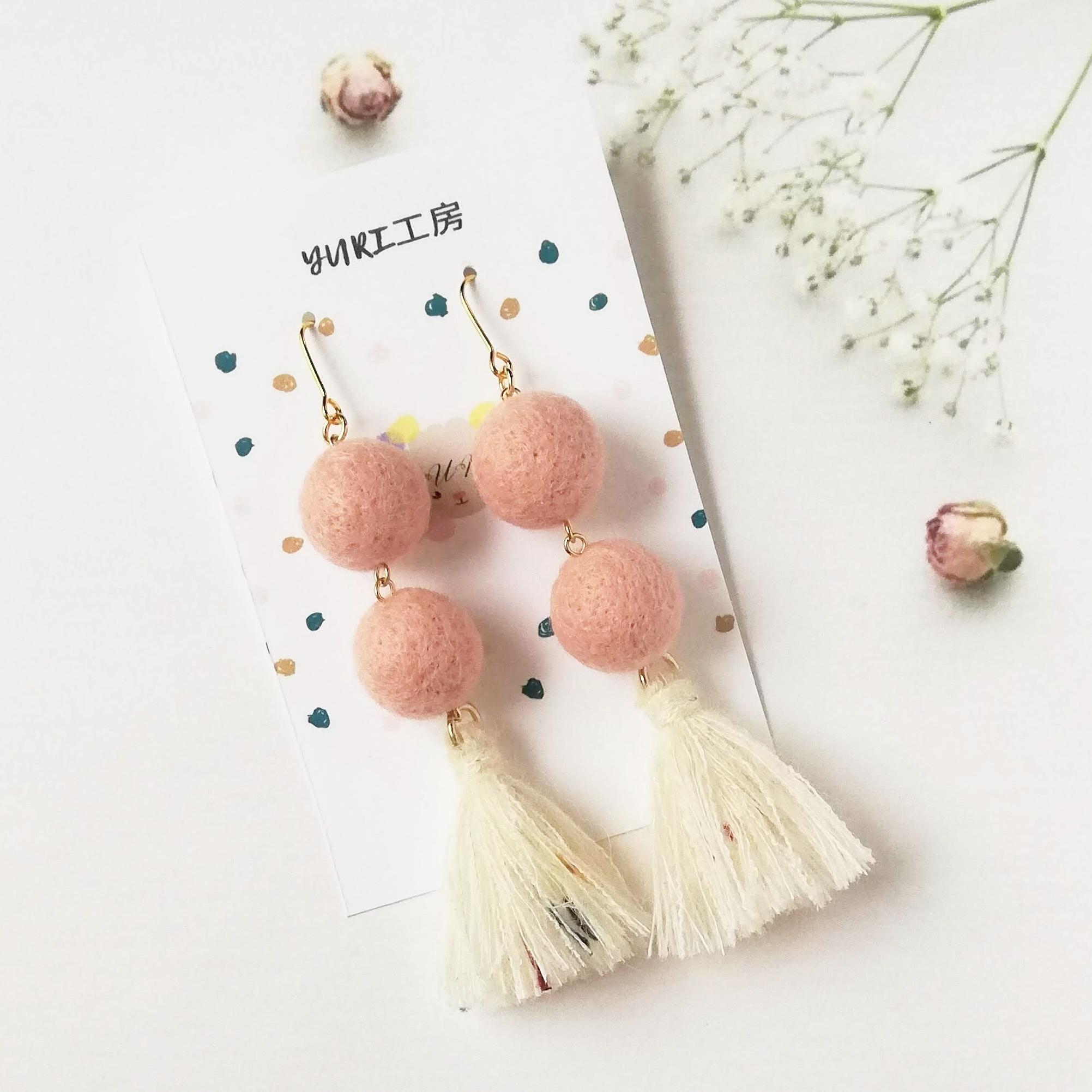 淡いくすみピンクの羊毛フェルトボールと手作りタッセル（ふわふわ）のピアス/イヤリング｜受注製作
