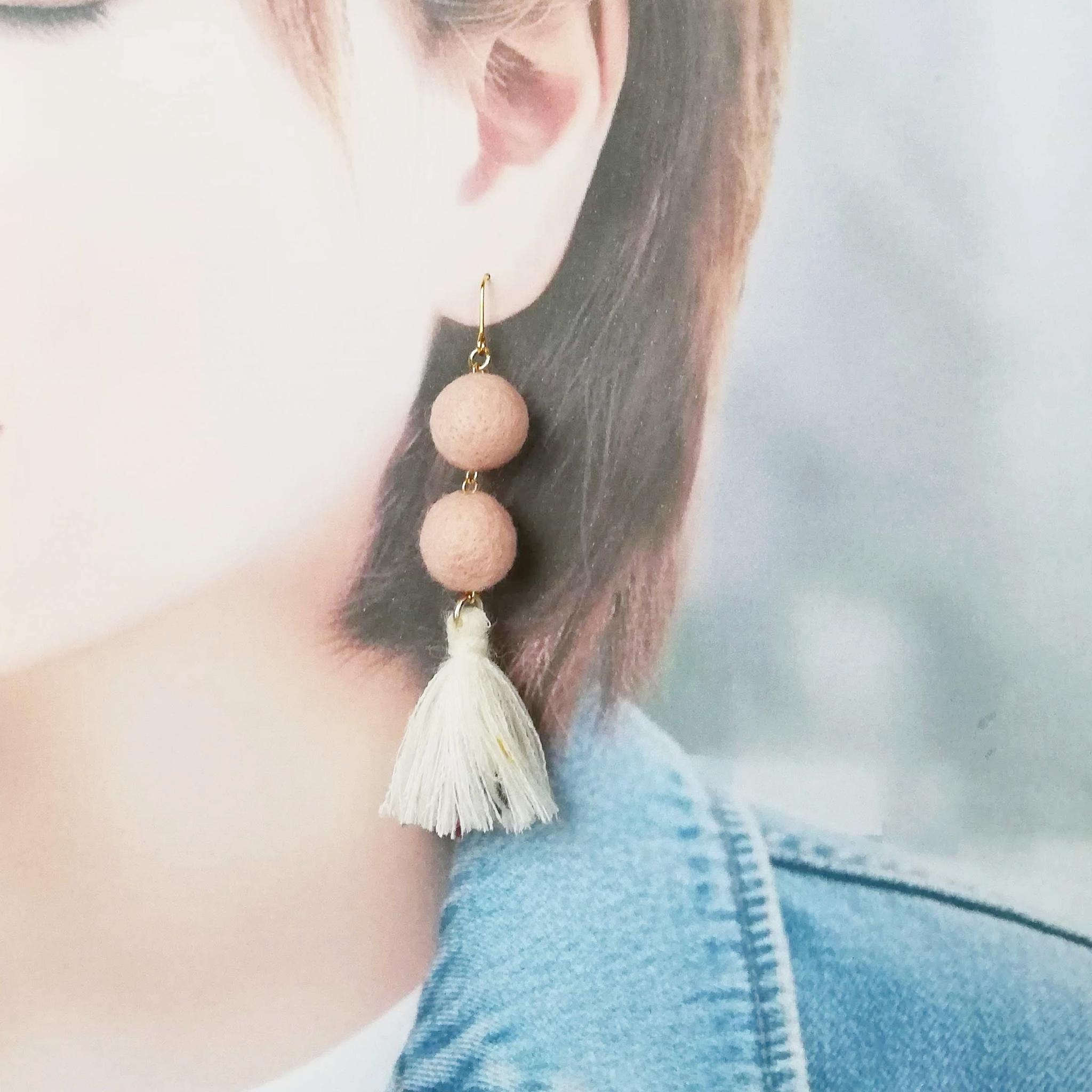 淡いくすみピンクの羊毛フェルトボールと手作りタッセル（ふわふわ）のピアス/イヤリング｜受注製作 | 2枚目