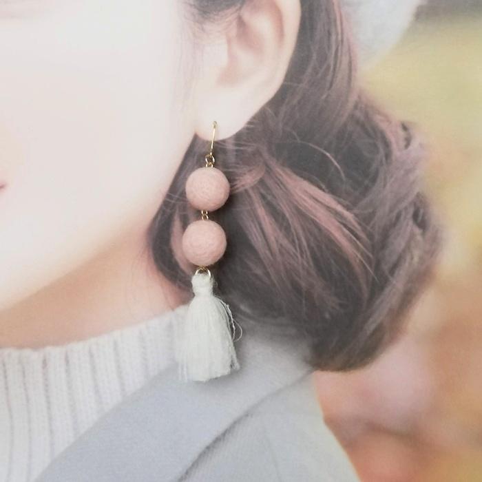 淡いくすみピンクの羊毛フェルトボールと手作りタッセル（ふわふわ）のピアス/イヤリング｜受注製作 | 3枚目