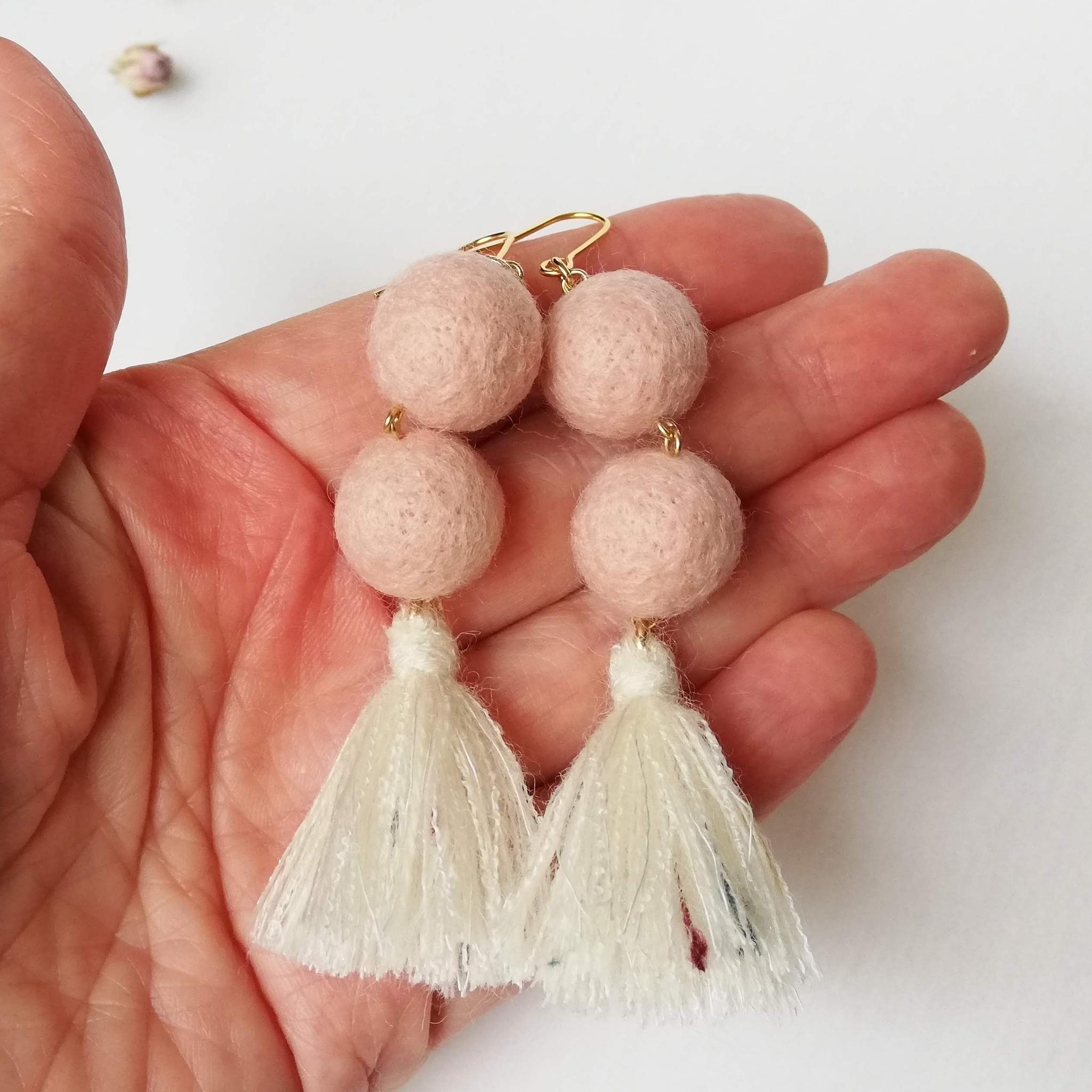 淡いくすみピンクの羊毛フェルトボールと手作りタッセル（ふわふわ）のピアス/イヤリング｜受注製作 | 4枚目