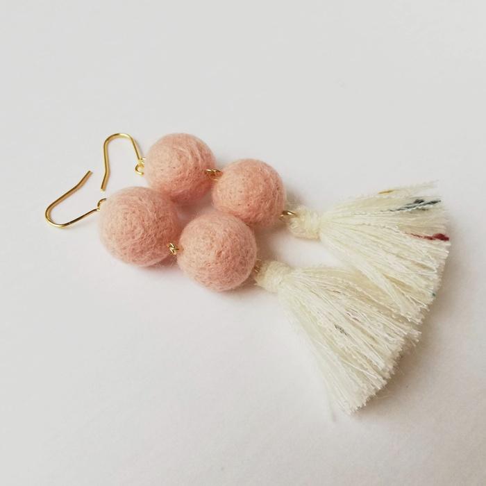 淡いくすみピンクの羊毛フェルトボールと手作りタッセル（ふわふわ）のピアス/イヤリング｜受注製作 | 5枚目