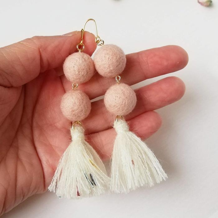 淡いくすみピンクの羊毛フェルトボールと手作りタッセル（ふわふわ）のピアス/イヤリング｜受注製作 | 6枚目