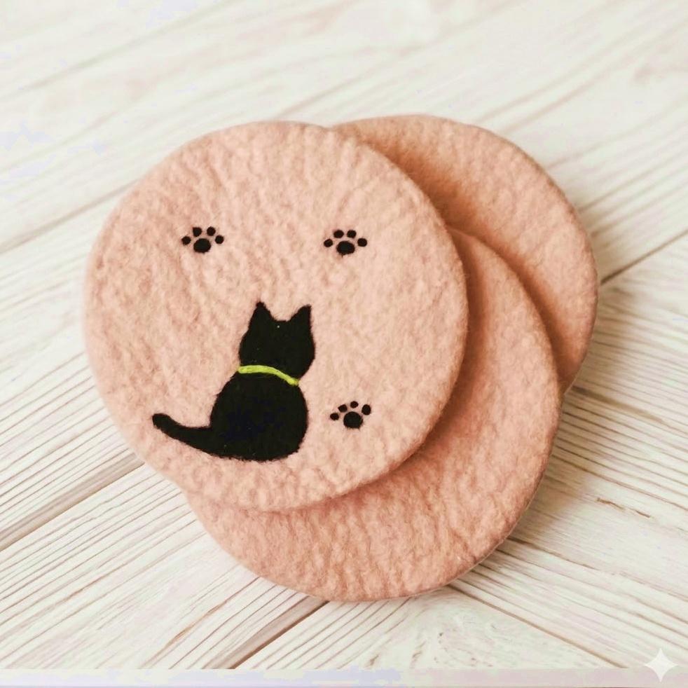 黒猫シルエットの羊毛フェルト丸型コースター３枚セット｜肉球デザイン・猫雑貨/受注製作