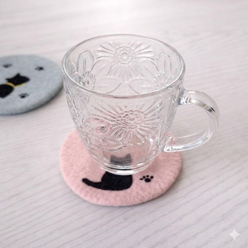 黒猫シルエットの羊毛フェルト丸型コースター３枚セット｜肉球デザイン・猫雑貨/受注製作 | 3枚目