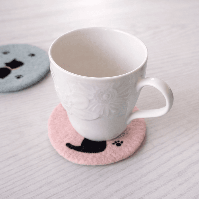 黒猫シルエットの羊毛フェルト丸型コースター３枚セット｜肉球デザイン・猫雑貨/受注製作 | 4枚目