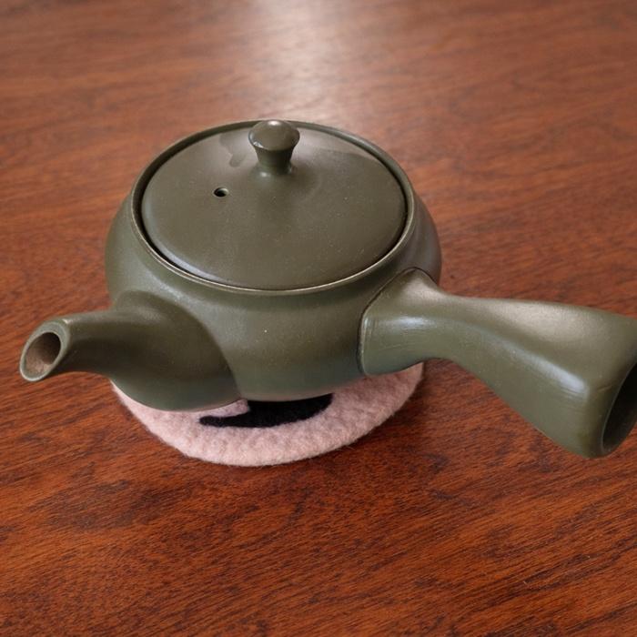 黒猫シルエットの羊毛フェルト丸型コースター３枚セット｜肉球デザイン・猫雑貨/受注製作 | 5枚目