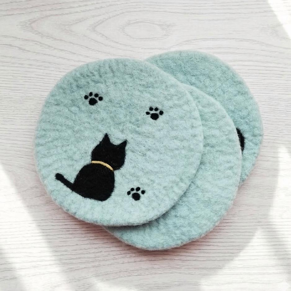 黒猫シルエットの羊毛フェルト丸型コースター（３枚セット）｜肉球デザイン・猫雑貨/受注製作