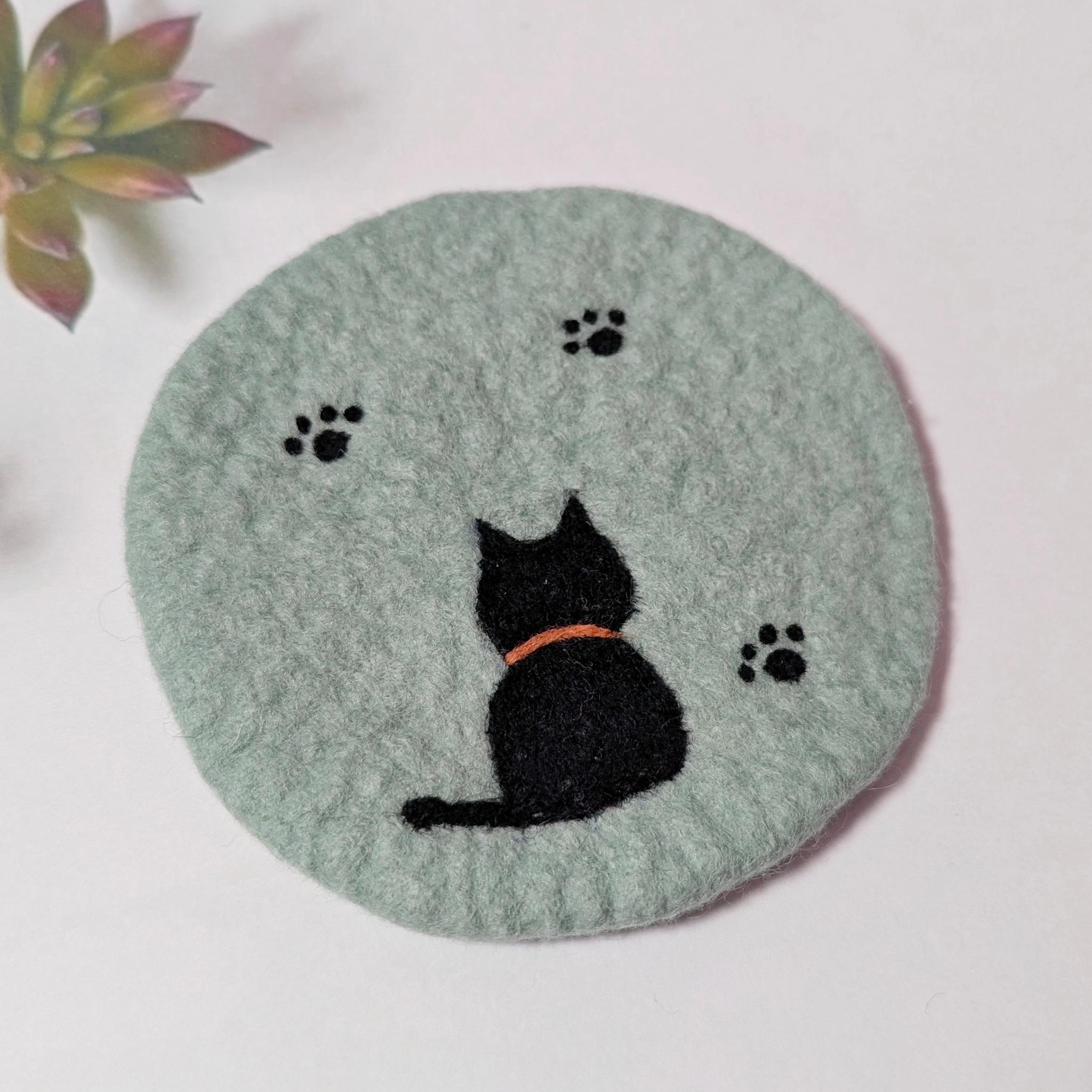 黒猫シルエットの羊毛フェルト丸型コースター（３枚セット）｜肉球デザイン・猫雑貨/受注製作 | 2枚目