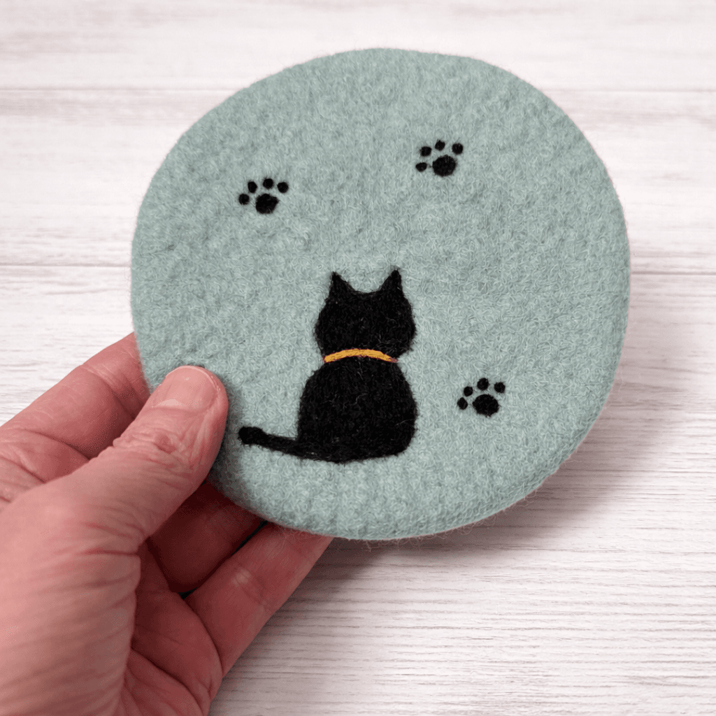 黒猫シルエットの羊毛フェルト丸型コースター（３枚セット）｜肉球デザイン・猫雑貨/受注製作 | 3枚目