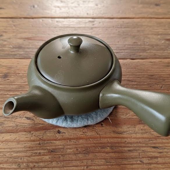 黒猫シルエットの羊毛フェルト丸型コースター（３枚セット）｜肉球デザイン・猫雑貨/受注製作 | 5枚目