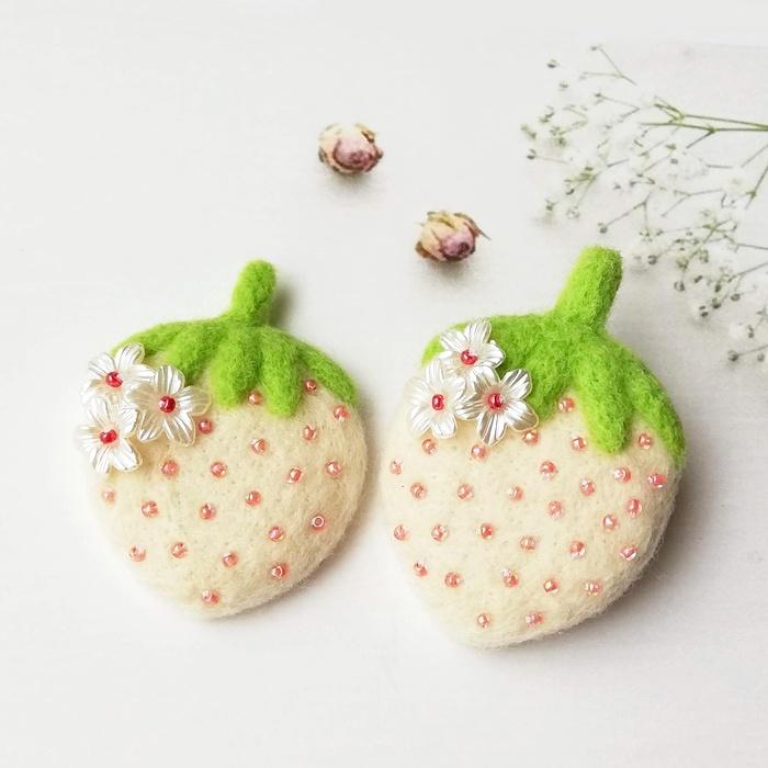 寄り添う白イチゴの親子ブローチセット | 羊毛フェルトと白いフラワー（受注製作）1枚目の画像
