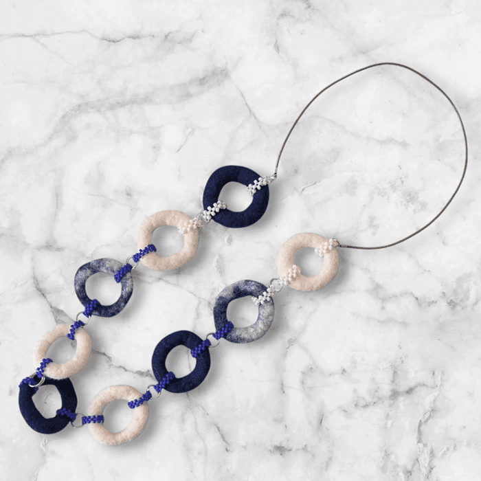 大ぶりなのに軽い/羊毛フェルトの輪っか連なる北欧風ネックレス（受注製作