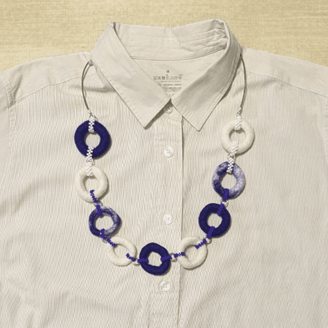 大ぶりなのに軽い/羊毛フェルトの輪っか連なる北欧風ネックレス（受注製作 | 3枚目