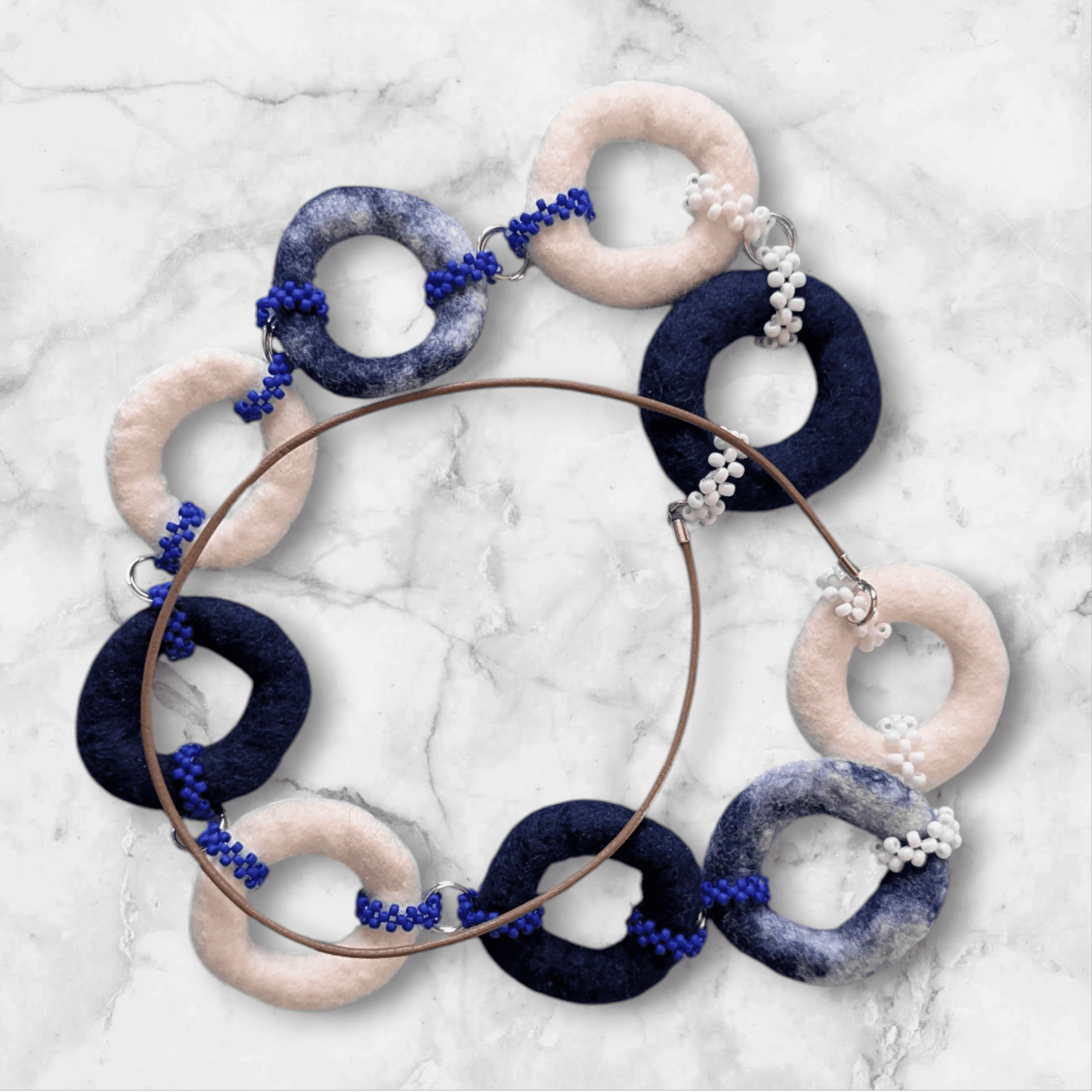 大ぶりなのに軽い/羊毛フェルトの輪っか連なる北欧風ネックレス（受注製作 | 4枚目