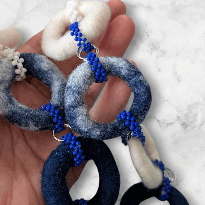 大ぶりなのに軽い/羊毛フェルトの輪っか連なる北欧風ネックレス（受注製作 | 2枚目