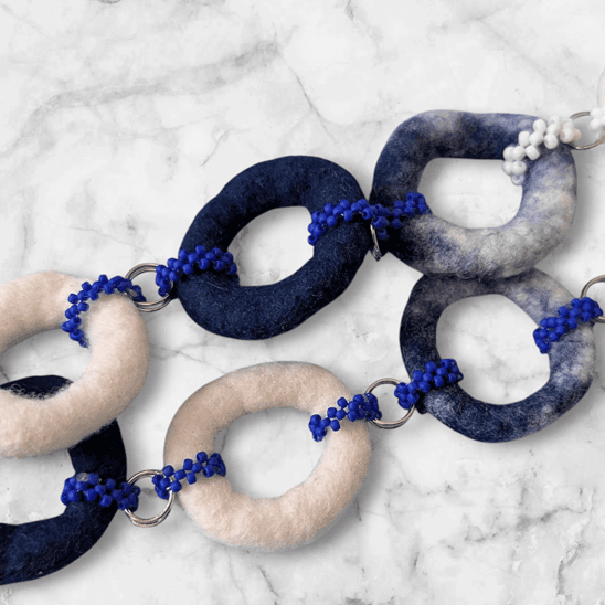 大ぶりなのに軽い/羊毛フェルトの輪っか連なる北欧風ネックレス（受注製作 | 5枚目