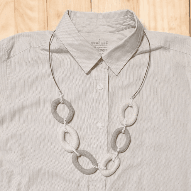 大ぶりなのに軽い/羊毛フェルトの輪っか連なる北欧風 大人のニュアンスカラーネックレス（受注製作 | 2枚目