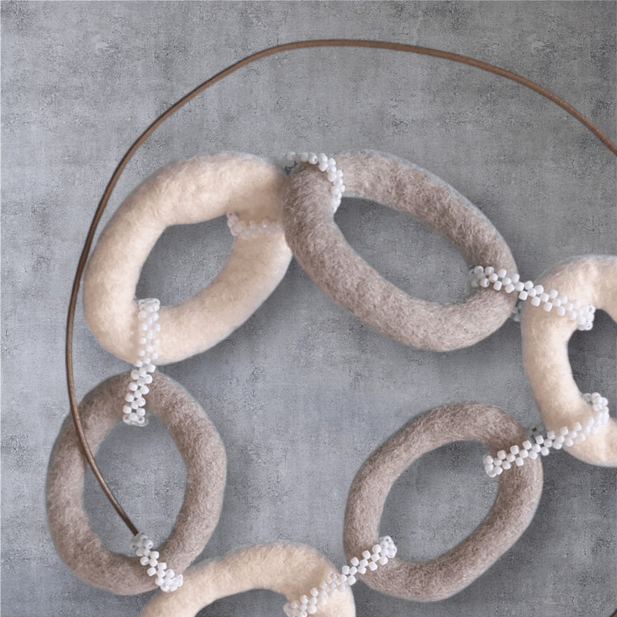 大ぶりなのに軽い/羊毛フェルトの輪っか連なる北欧風 大人のニュアンスカラーネックレス（受注製作 | 3枚目