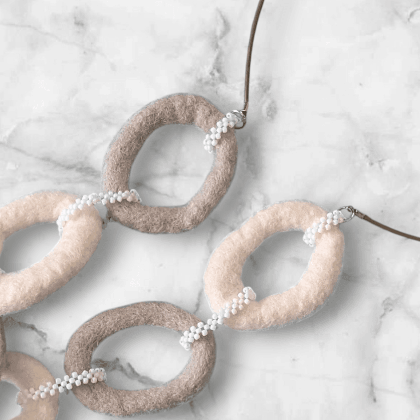 大ぶりなのに軽い/羊毛フェルトの輪っか連なる北欧風 大人のニュアンスカラーネックレス（受注製作 | 4枚目