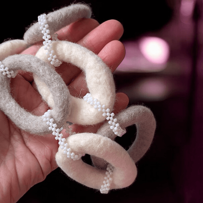 大ぶりなのに軽い/羊毛フェルトの輪っか連なる北欧風 大人のニュアンスカラーネックレス（受注製作 | 6枚目