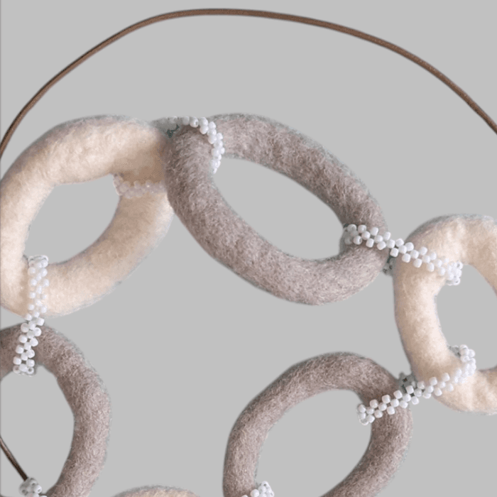 大ぶりなのに軽い/羊毛フェルトの輪っか連なる北欧風 大人のニュアンスカラーネックレス（受注製作 | 7枚目