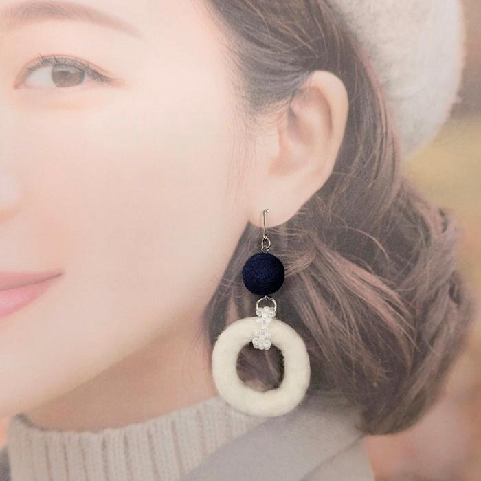 夜空と雪のコントラスト。ふんわり軽い羊毛フェルトのバイカラーピアス / イヤリング｜大ぶり・サークル｜受注製作 | 2枚目