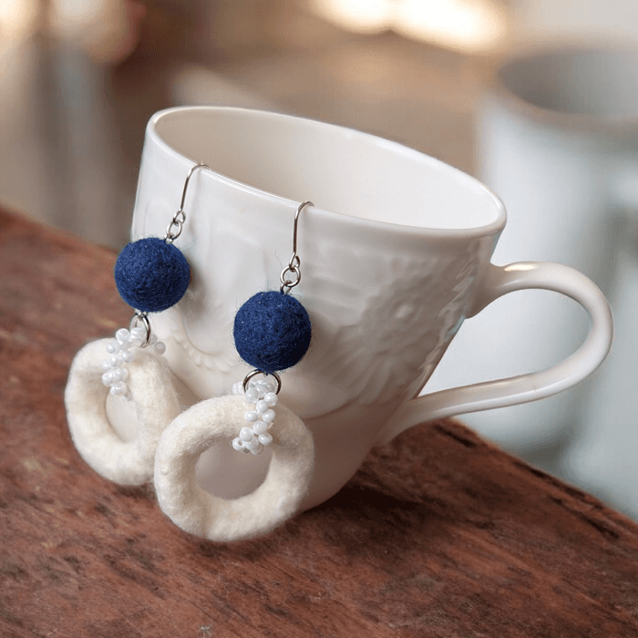 夜空と雪のコントラスト。ふんわり軽い羊毛フェルトのバイカラーピアス / イヤリング｜大ぶり・サークル｜受注製作 | 3枚目