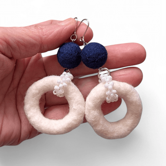 夜空と雪のコントラスト。ふんわり軽い羊毛フェルトのバイカラーピアス / イヤリング｜大ぶり・サークル｜受注製作 | 4枚目