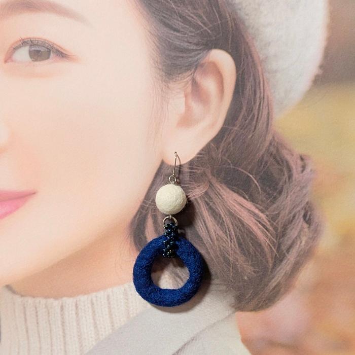 北欧の夜空と雪。羊毛フェルトのバイカラーピアス / イヤリング｜ネイビー×ホワイト・大ぶり・軽い｜受注製作 | 2枚目