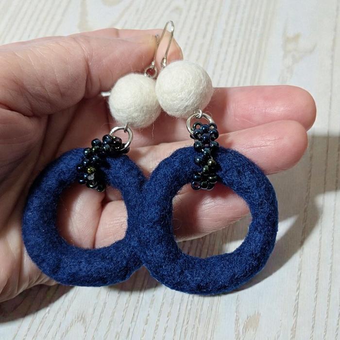 北欧の夜空と雪。羊毛フェルトのバイカラーピアス / イヤリング｜ネイビー×ホワイト・大ぶり・軽い｜受注製作 | 3枚目
