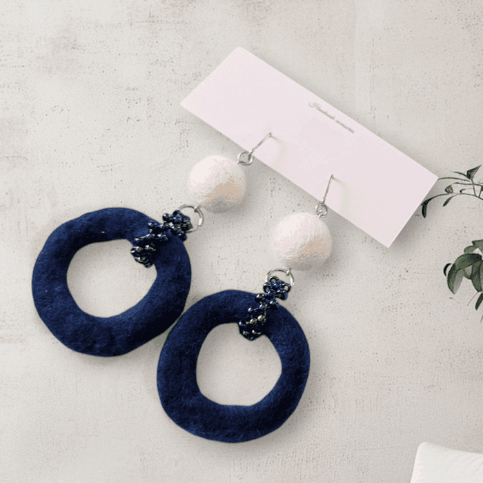 北欧の夜空と雪。羊毛フェルトのバイカラーピアス / イヤリング｜ネイビー×ホワイト・大ぶり・軽い｜受注製作 | 4枚目