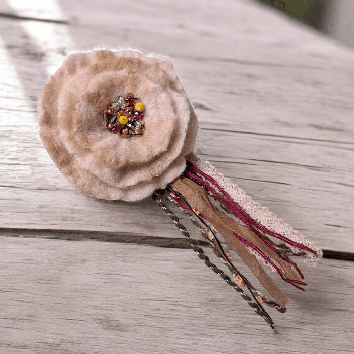 ふんわり揺れる、ハレの日の花。羊毛フェルトのブーケコサージュ（ベージュ系）｜卒入学式・ブローチ｜受注製作