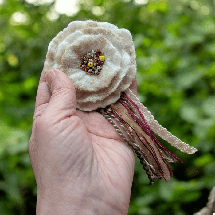 ふんわり揺れる、ハレの日の花。羊毛フェルトのブーケコサージュ（ベージュ系）｜卒入学式・ブローチ｜受注製作 | 3枚目