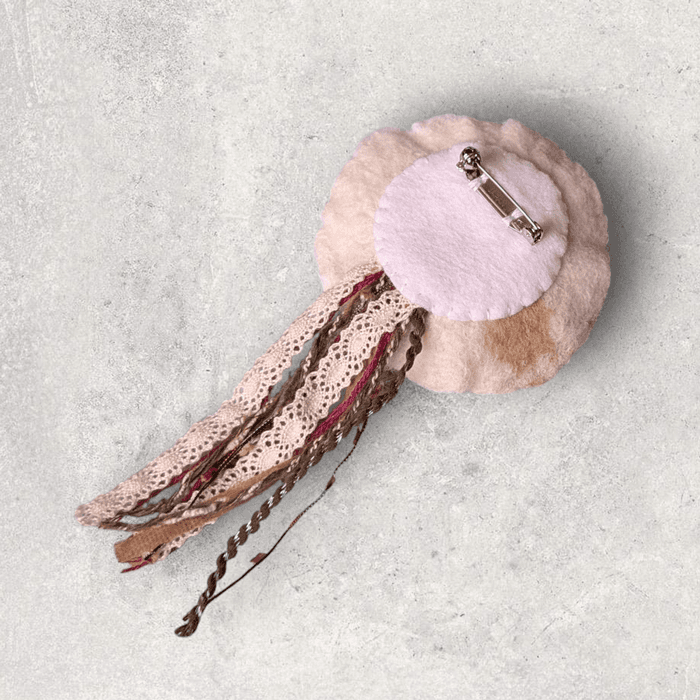 ふんわり揺れる、ハレの日の花。羊毛フェルトのブーケコサージュ（ベージュ系）｜卒入学式・ブローチ｜受注製作 | 4枚目