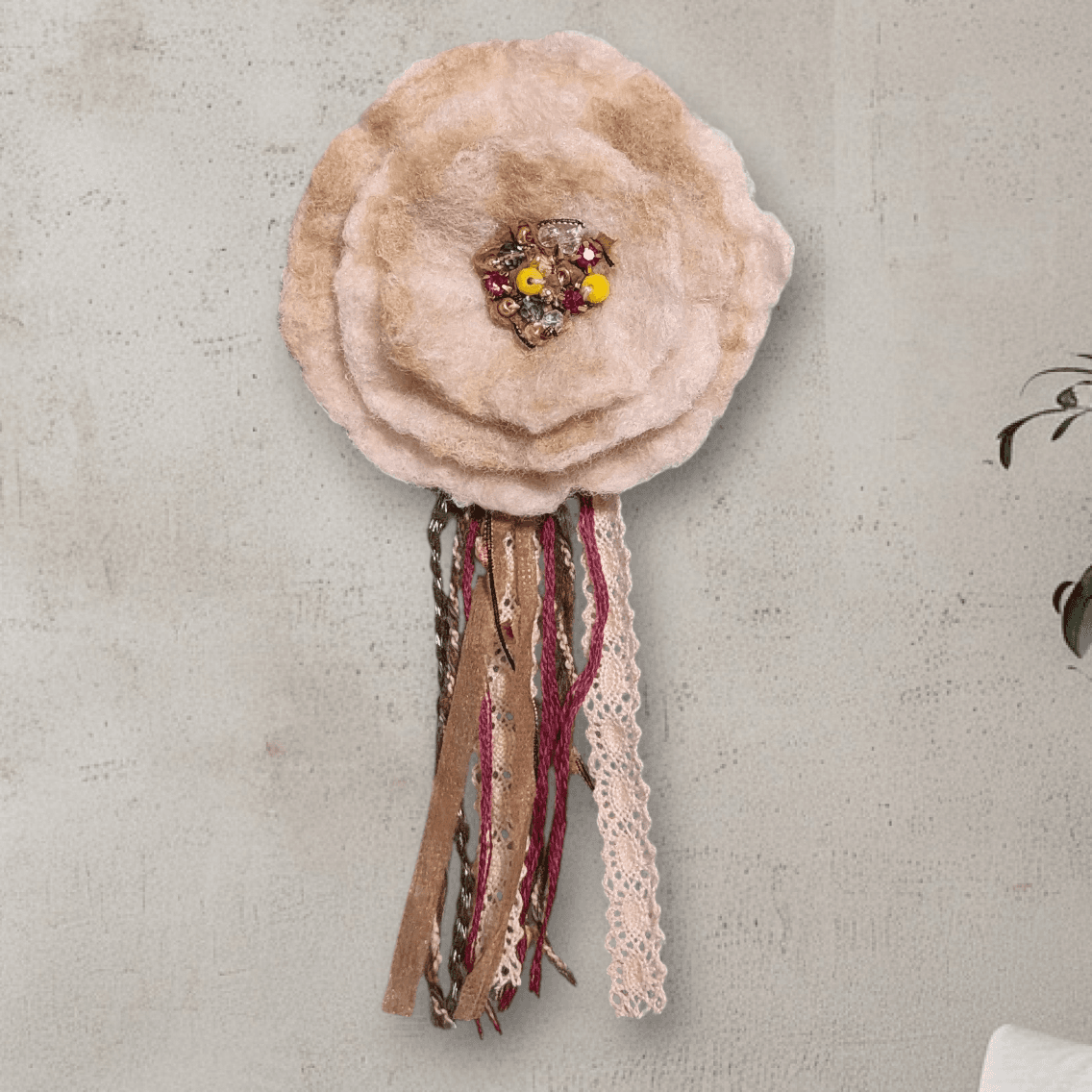 ふんわり揺れる、ハレの日の花。羊毛フェルトのブーケコサージュ（ベージュ系）｜卒入学式・ブローチ｜受注製作 | 5枚目