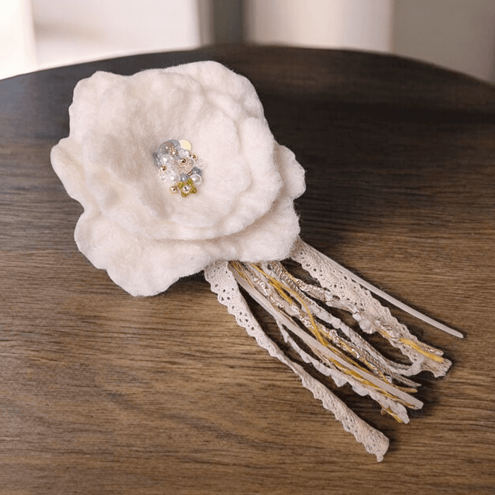 ふんわり揺れる、ハレの日の花。羊毛フェルトのブーケコサージュ（白）｜卒入学式・ブローチ｜受注製作