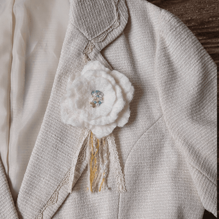ふんわり揺れる、ハレの日の花。羊毛フェルトのブーケコサージュ（白）｜卒入学式・ブローチ｜受注製作 | 2枚目