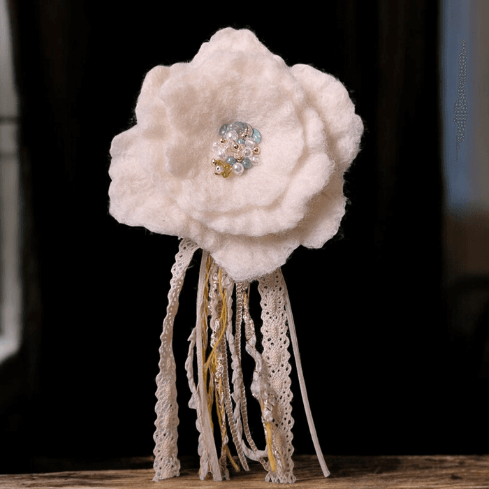 ふんわり揺れる、ハレの日の花。羊毛フェルトのブーケコサージュ（白）｜卒入学式・ブローチ｜受注製作 | 3枚目