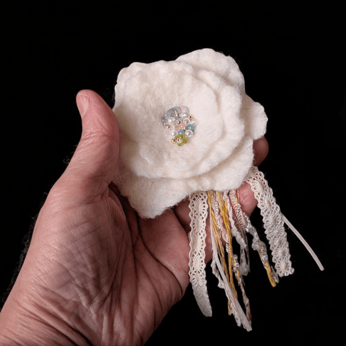 ふんわり揺れる、ハレの日の花。羊毛フェルトのブーケコサージュ（白）｜卒入学式・ブローチ｜受注製作 | 4枚目
