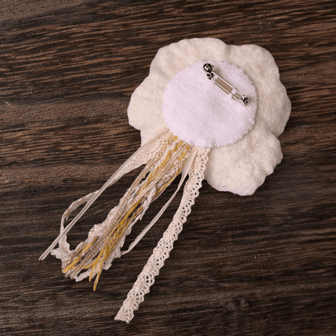 ふんわり揺れる、ハレの日の花。羊毛フェルトのブーケコサージュ（白）｜卒入学式・ブローチ｜受注製作 | 5枚目