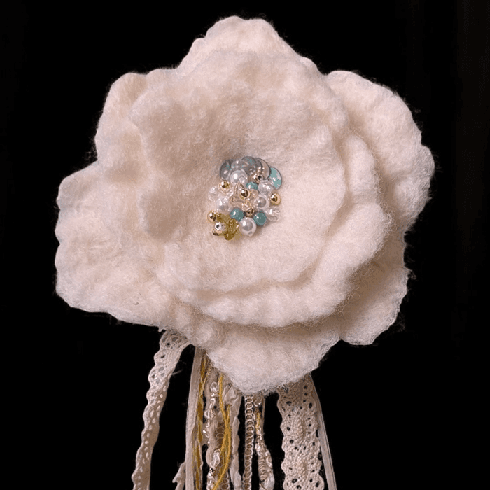 ふんわり揺れる、ハレの日の花。羊毛フェルトのブーケコサージュ（白）｜卒入学式・ブローチ｜受注製作 | 6枚目