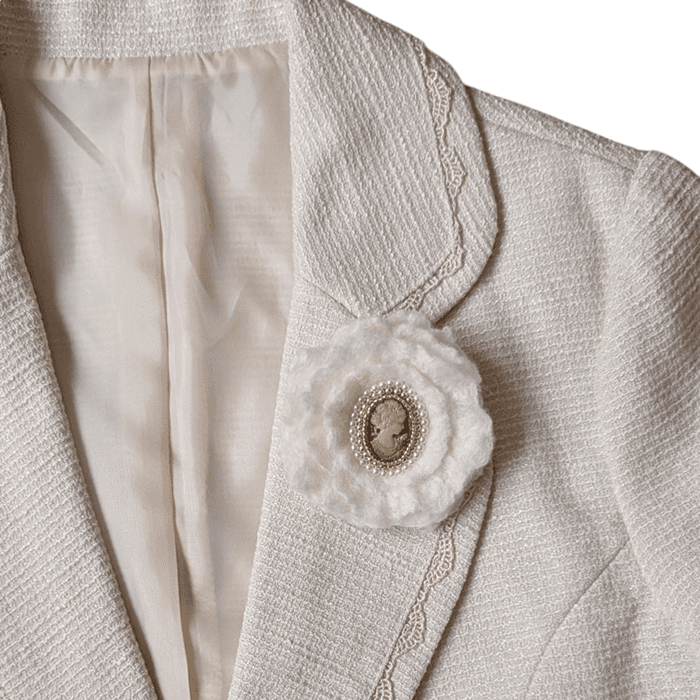 【卒入学式に】軽くて上品な羊毛フェルトのカメオブローチ｜パールが彩る大人のブローチ（白）｜受注製作 | 2枚目