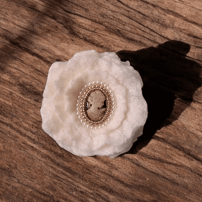 【卒入学式に】軽くて上品な羊毛フェルトのカメオブローチ｜パールが彩る大人のブローチ（白）｜受注製作 | 3枚目