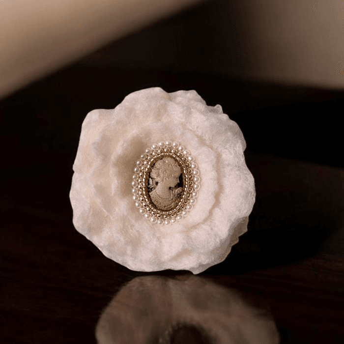 【卒入学式に】軽くて上品な羊毛フェルトのカメオブローチ｜パールが彩る大人のブローチ（白）｜受注製作 | 4枚目