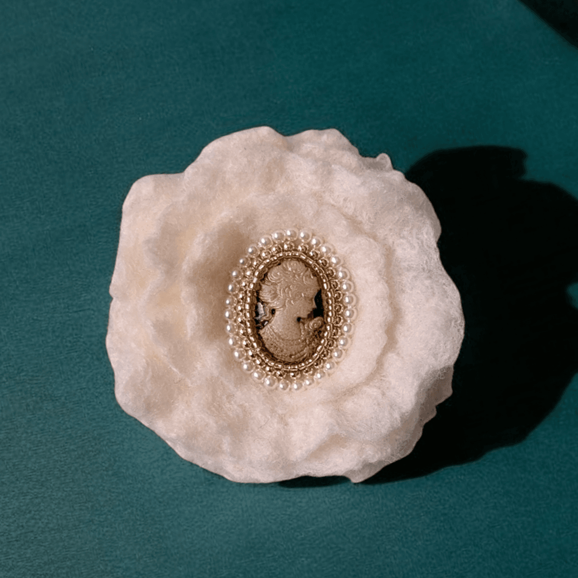 【卒入学式に】軽くて上品な羊毛フェルトのカメオブローチ｜パールが彩る大人のブローチ（白）｜受注製作 | 5枚目