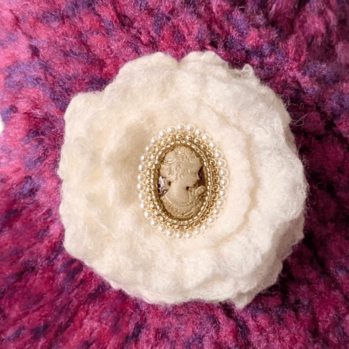 【卒入学式に】軽くて上品な羊毛フェルトのカメオブローチ｜パールが彩る大人のブローチ（白）｜受注製作 | 7枚目